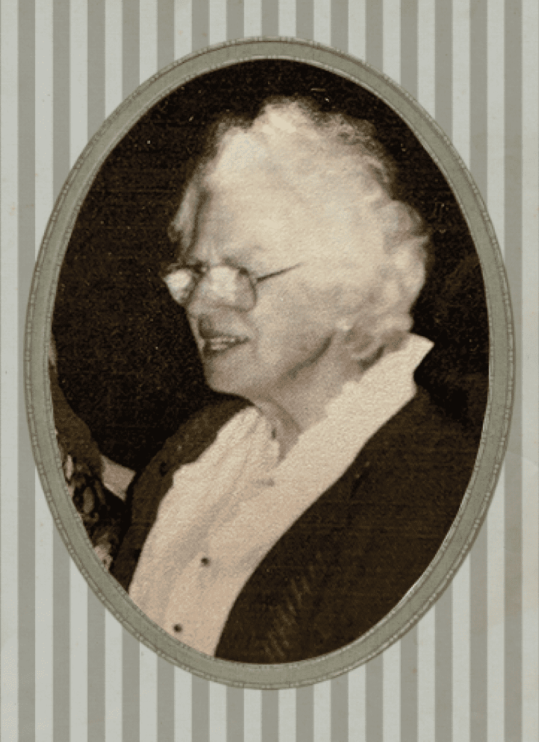 Ein altes Bild von Tante Paula in schwarz-weiß in einem alten Rahmen.