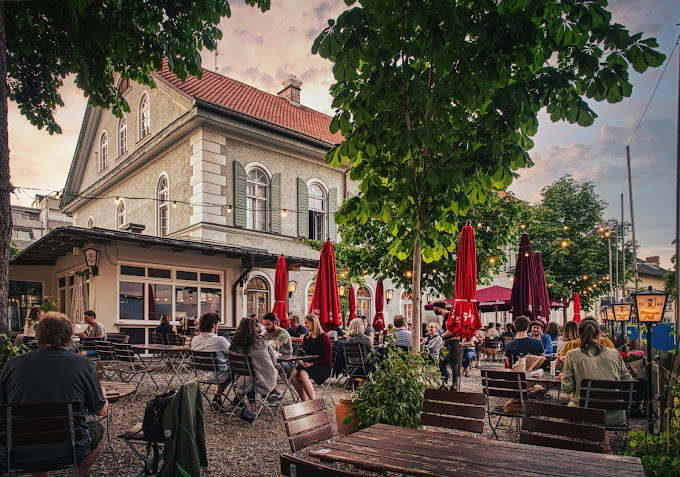 Tante Paula in Rosenheim von außen, mit Blick auf den großen Biergarten an einem schönen Sommertag.